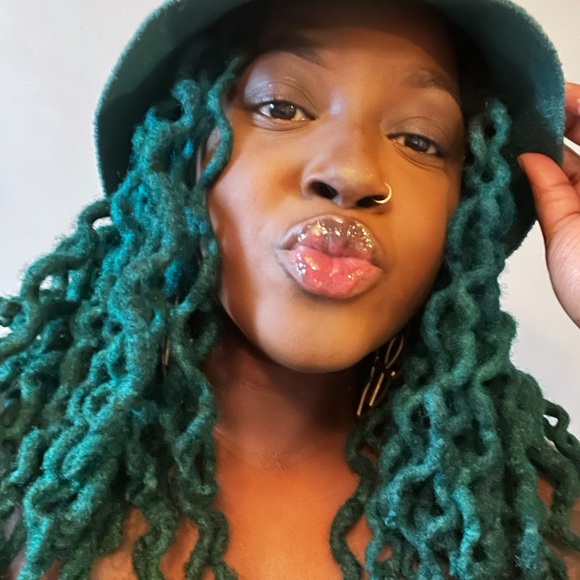 Meet your Posher, Sheniqua - Picture 1 of 1